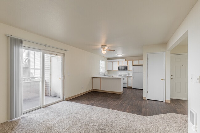 3 habitaciones, 2 baños - 1100 pies cuadrados - Sala de estar - Bristol Woods