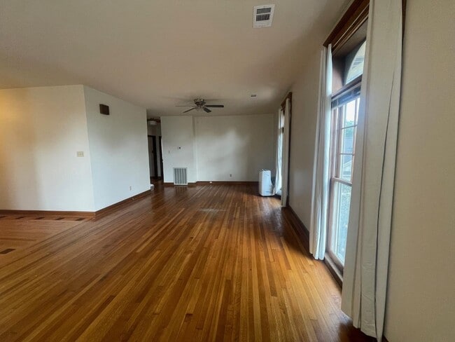 Photo - 4611 Woodlawn Dr