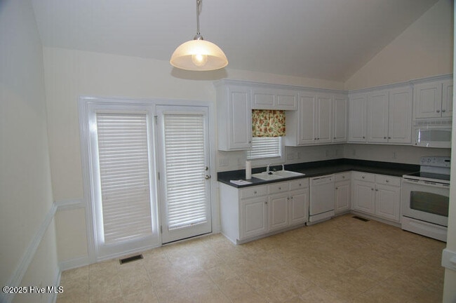 Photo - 2104 Cherrytree Ln