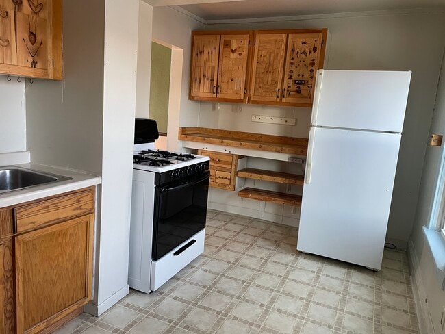 Building Photo - 526 1/2 E 7th St