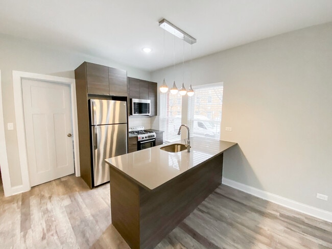 Building Photo - 2236 W Byron St Unit 2 Rental