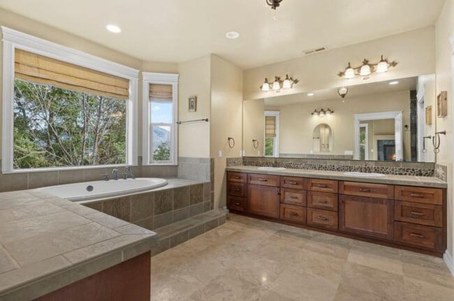 Photo - 5BED 4BATH - Beautiful Home with a Gorgeou...