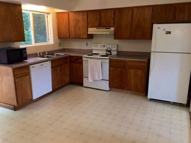 Photo - Preleasing Now: Large 6 bed/2 bath home!