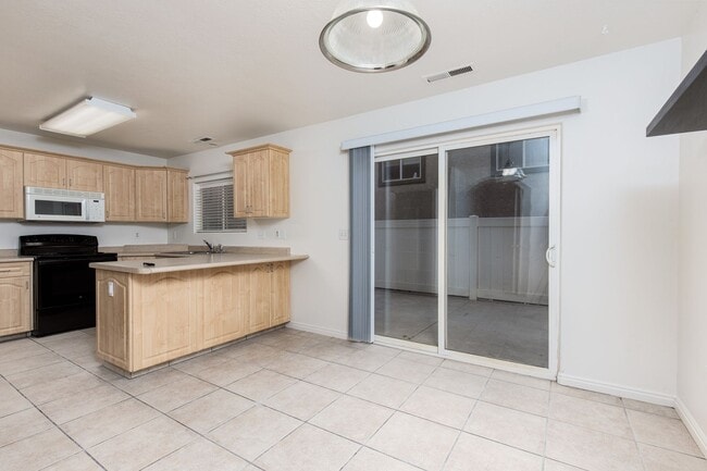 Photo - 3 bed / 2.5 bath / 1 car garage townhome with community pool