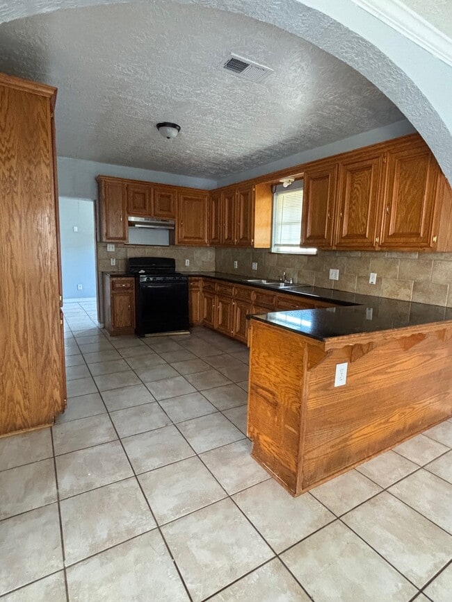 Building Photo - 818 N Commerce St