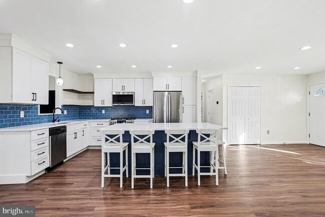 Photo - 906 Shelburne Rd