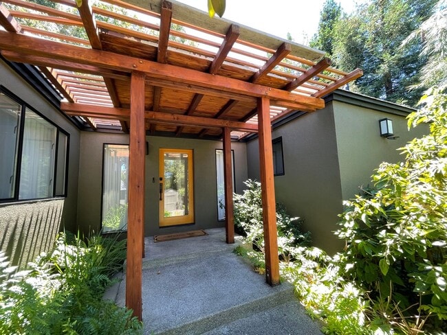 Building Photo - Minutes From Town,  Idyllic Sebastopol Oas... Rental