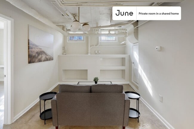 Room in Shared 5 bed/2 bath home in Dupont Circle