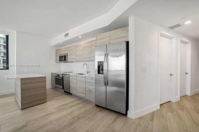 Photo - 121 NE 34th St Unidad 2709