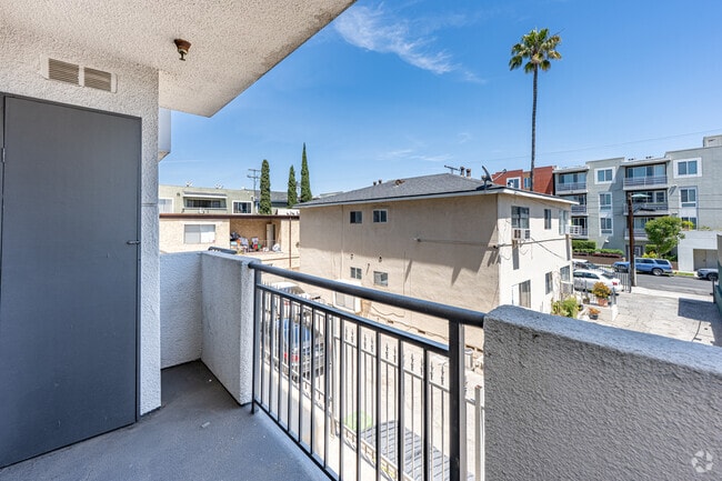 4BR, 2BA - 1282SF - Balcony