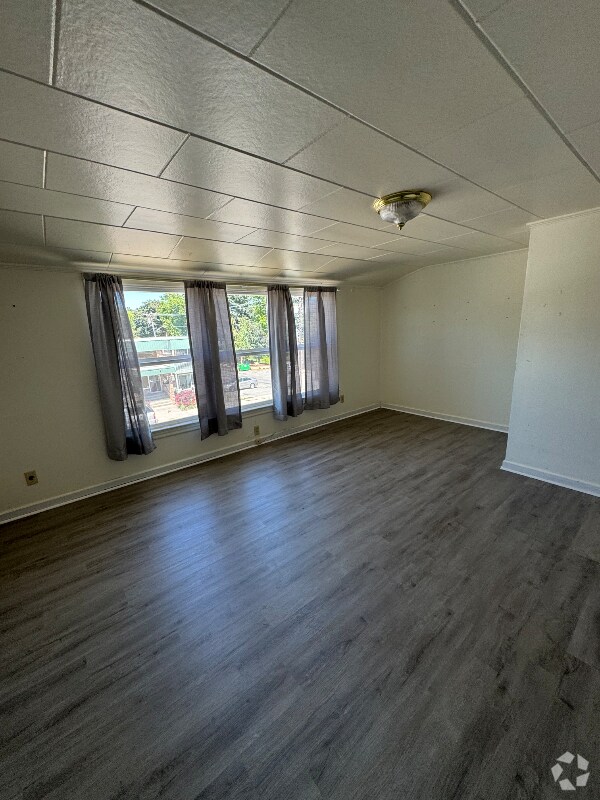 Building Photo - 101 Birch St S Rental