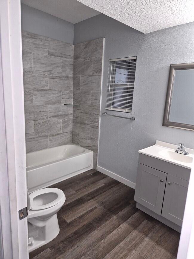 Photo - 211 E 17th St