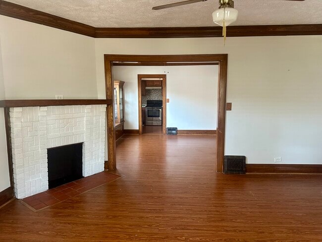Living room into dining room - 1638 Victoria Ave Unidad 2