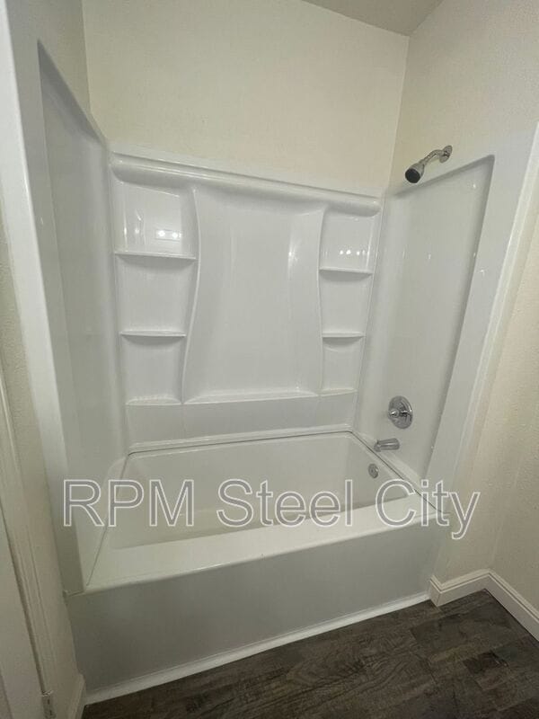 Photo - 511 W 12th St