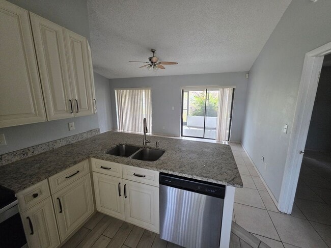 Photo - 310 Colonade Ct