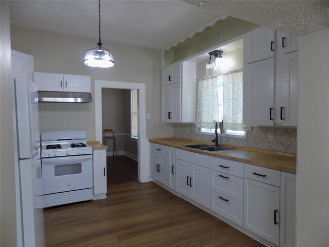 Photo - 414 N Avenue C