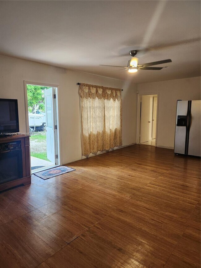 Photo - 13935 NE 16th Ct Unidad B