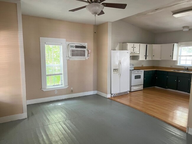 213 W Schulz St