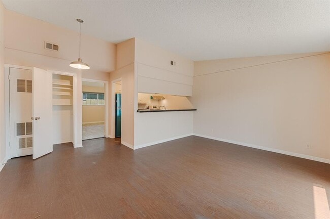 Photo - 610 W 51st St