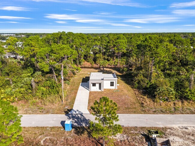 Photo - 751 Clancy St E