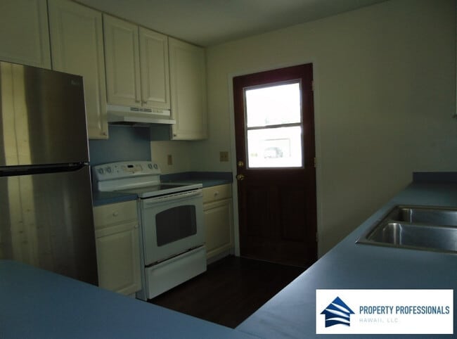 Photo - **PENDING LEASE**
