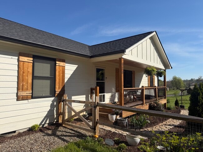 Building Photo - 923 Newfound Rd