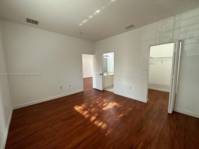 Photo - 372 NE 26th Pl Unidad 206