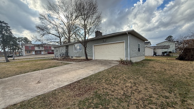 Building Photo - 1601 N Oak St