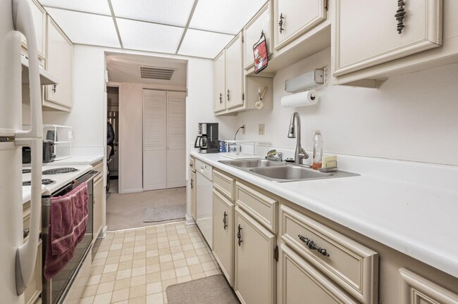 Photo - 937 W Heritage Ct Unit 201