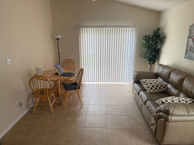 Photo - 3/2 Single Family Home in Waterford Lakes AVAILABLE AUGUST 17th!