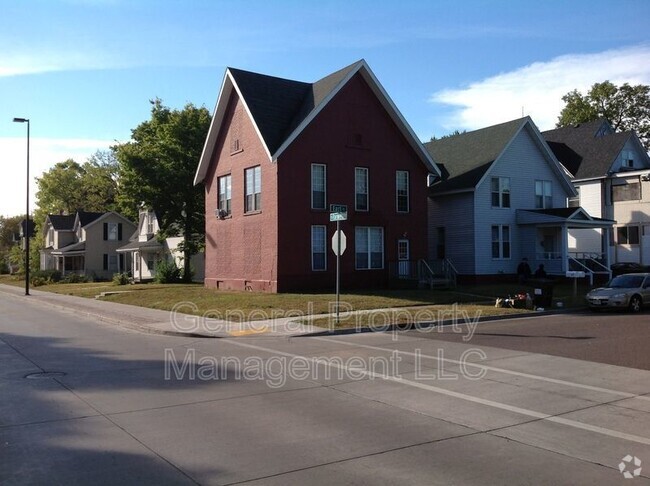 Building Photo - 4 bedroom with proximity to UWEC and downt... Rental