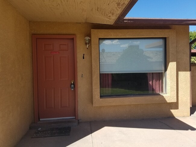 Building Photo - 3 Bed/2 Bath End Unit