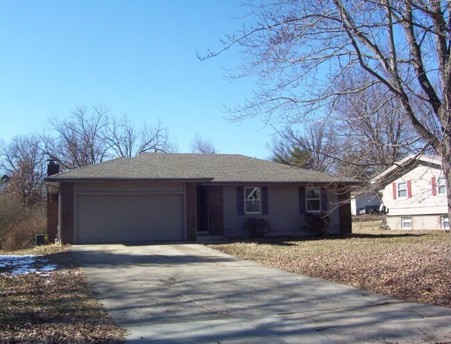 Three bedroom house in Southeast Springfield! - Three bedroom house in Southeast Springfield!