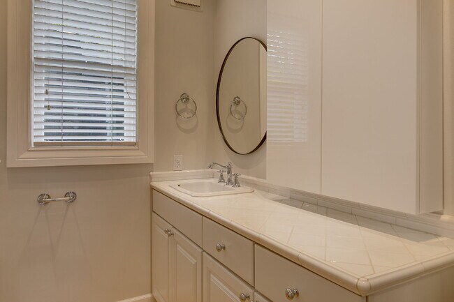 Photo - Rare & Charming Upper Queen Anne Home Available July! Unidad B