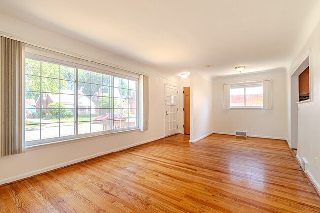 Photo - 23000 Alger St