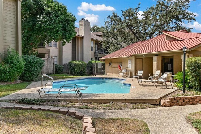 Photo - 1202 Thorpe Ln Unit 402-A