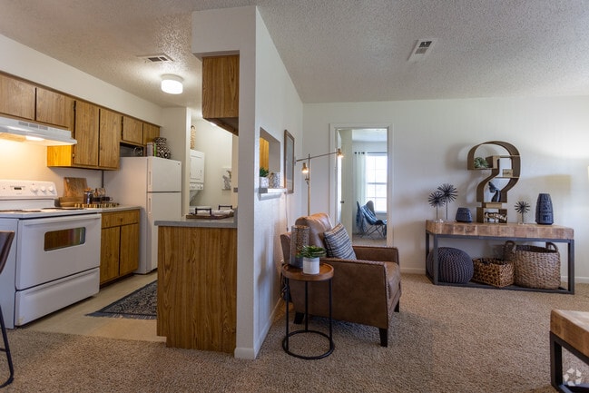 1BR, 1BA - 631SF - Kitchen/Living Room