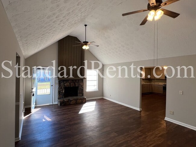 Photo - Ranch with Large Yard!