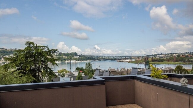 Building Photo - Gorgeous VIEW Townhome w/ 2 Master Suites in Coveted Eastlake