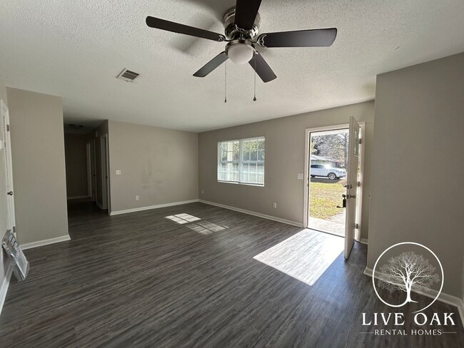 215 Pointe S Dr