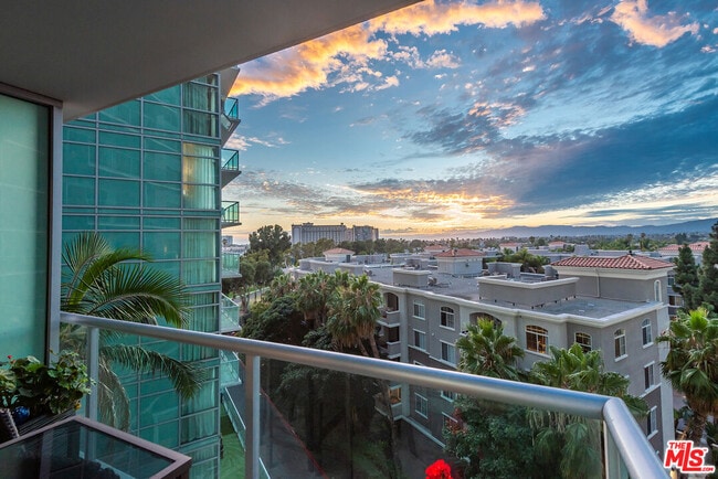 Building Photo - 13700 Marina Pointe Dr Unit 610