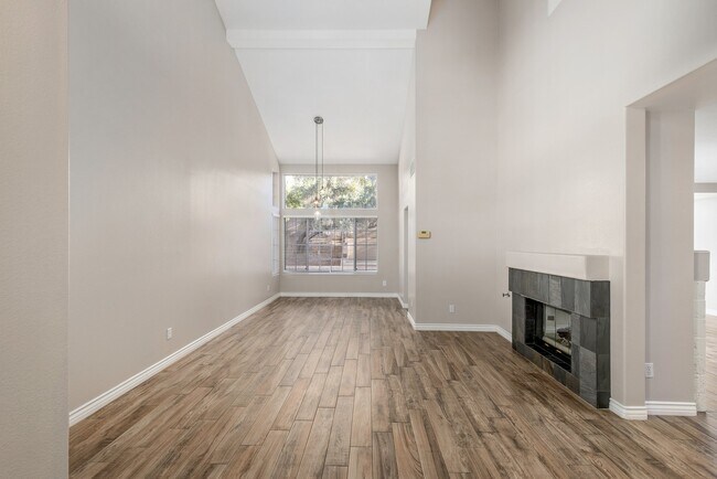 Photo - 2345 Potters