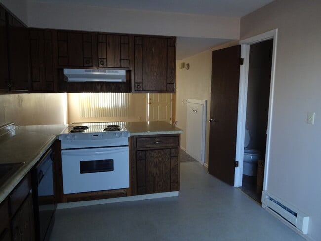 Kitchen - 57 Castle Royal Dr