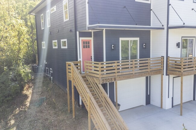 Building Photo - 2308 Lloyd Ave Rental