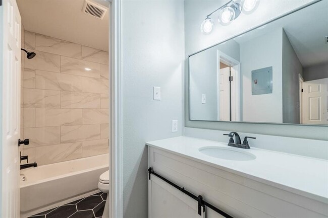 Photo - 915 Sirocco Dr