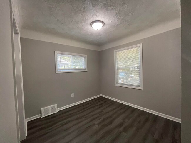 Photo - 18943 Greydale Ave