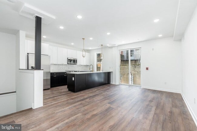 Building Photo - 608 S American St Unit 2