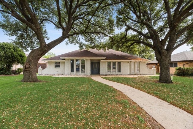 Building Photo - Spacious updated East Dallas home with open layout, flex suite, and easy access to White Rock Lake