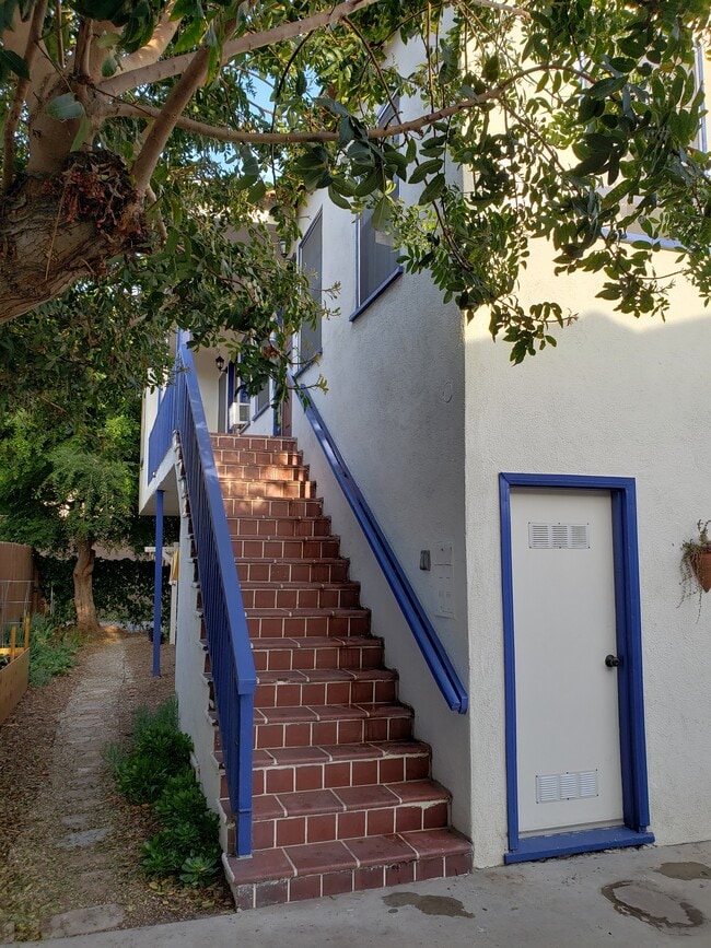 Building Photo - 1541 Elm Ave Unit 1543 Elm Ave