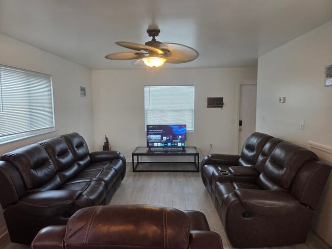 Leather reclining couch and sofa, Smart tv - 17317 Whitewater Ct Unidad 17317 whitewater court